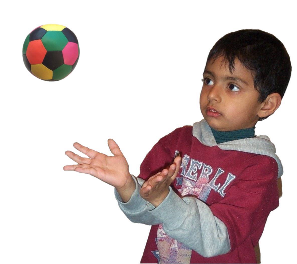 Ребенок ловит мяч